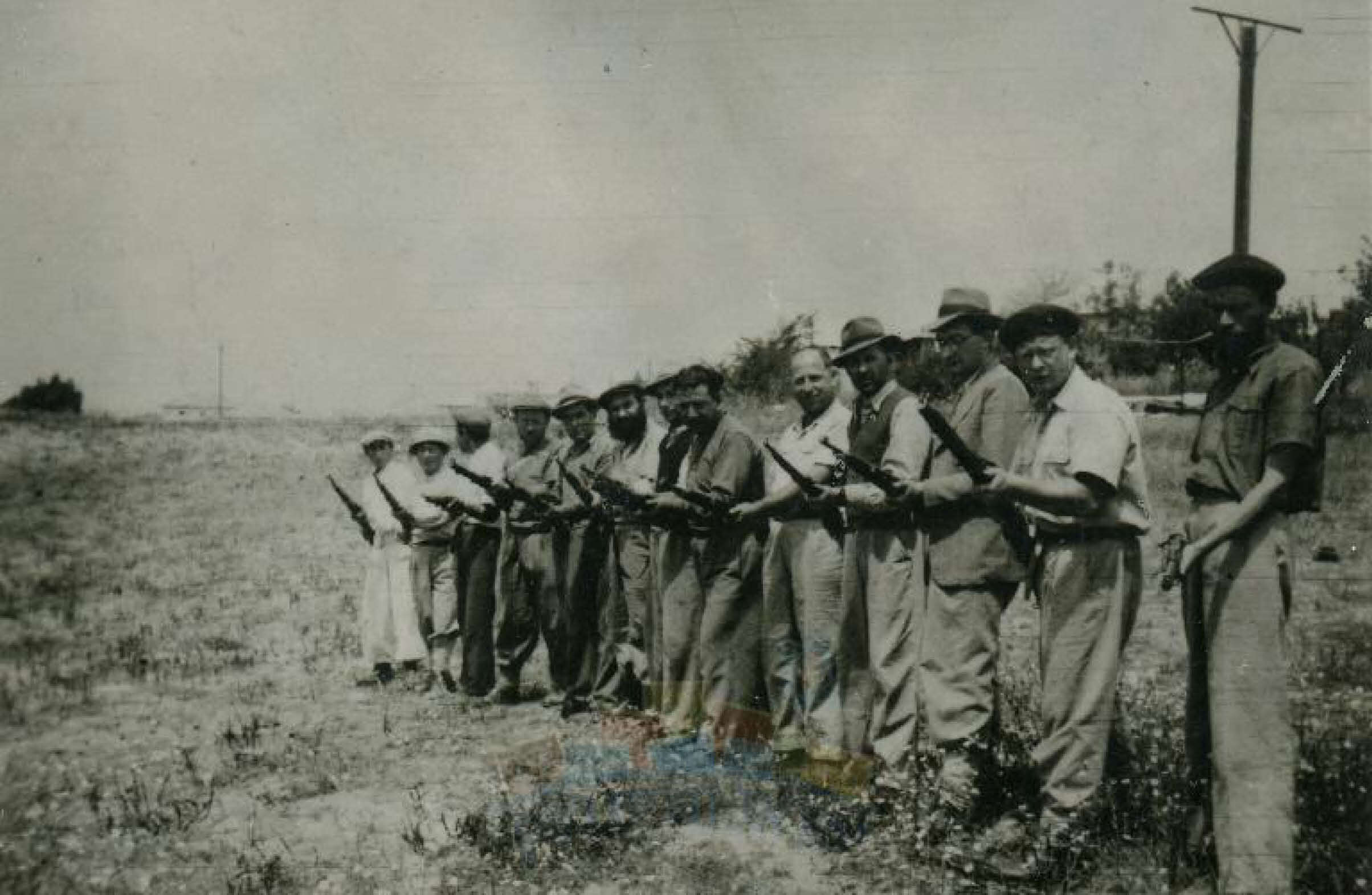 תושבי בני־ברק מתאמנים בנשק במסגרת "ההגנה" | אוסף משפחת מאיר, ישראל נגלית לעין - בני ברק, יד בן־צבי תושבי בני־ברק מתאמנים בנשק במסגרת "ההגנה" | אוסף משפחת מאיר, ישראל נגלית לעין - בני ברק, יד בן־צבי
