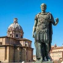 פסל של יוליוס קיסר | שאטרסטוק פסל של יוליוס קיסר | שאטרסטוק