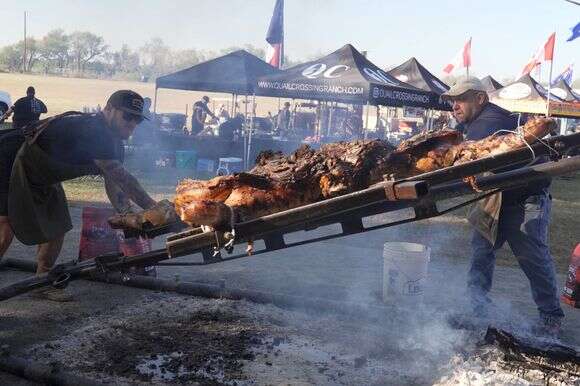 ענני העשן והריח. מתוך התחרות Open fire meat up בשנה שעברה | צילום מסך ענני העשן והריח. מתוך התחרות Open fire meat up בשנה שעברה | צילום מסך