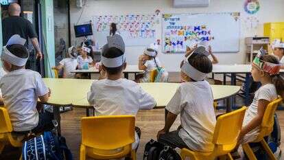תלמידי כיתה א' יושבים בכיתתם ביום הראשון ללימודים בירושלים, 1 בספטמבר | חיים גולדברג/פלאש90