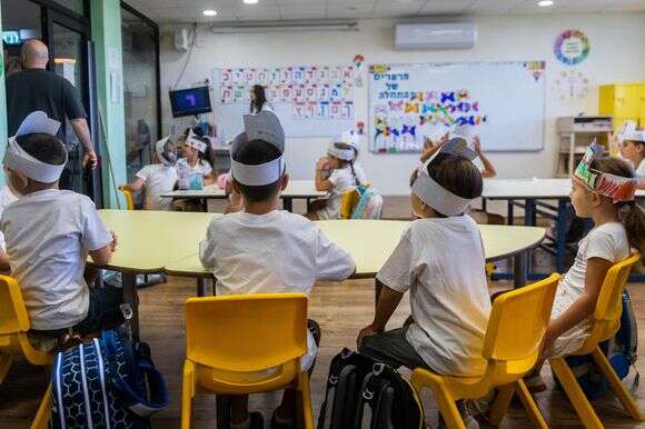 תלמידי כיתה א' יושבים בכיתתם ביום הראשון ללימודים בירושלים, 1 בספטמבר | חיים גולדברג/פלאש90 תלמידי כיתה א' יושבים בכיתתם ביום הראשון ללימודים בירושלים, 1 בספטמבר | חיים גולדברג/פלאש90