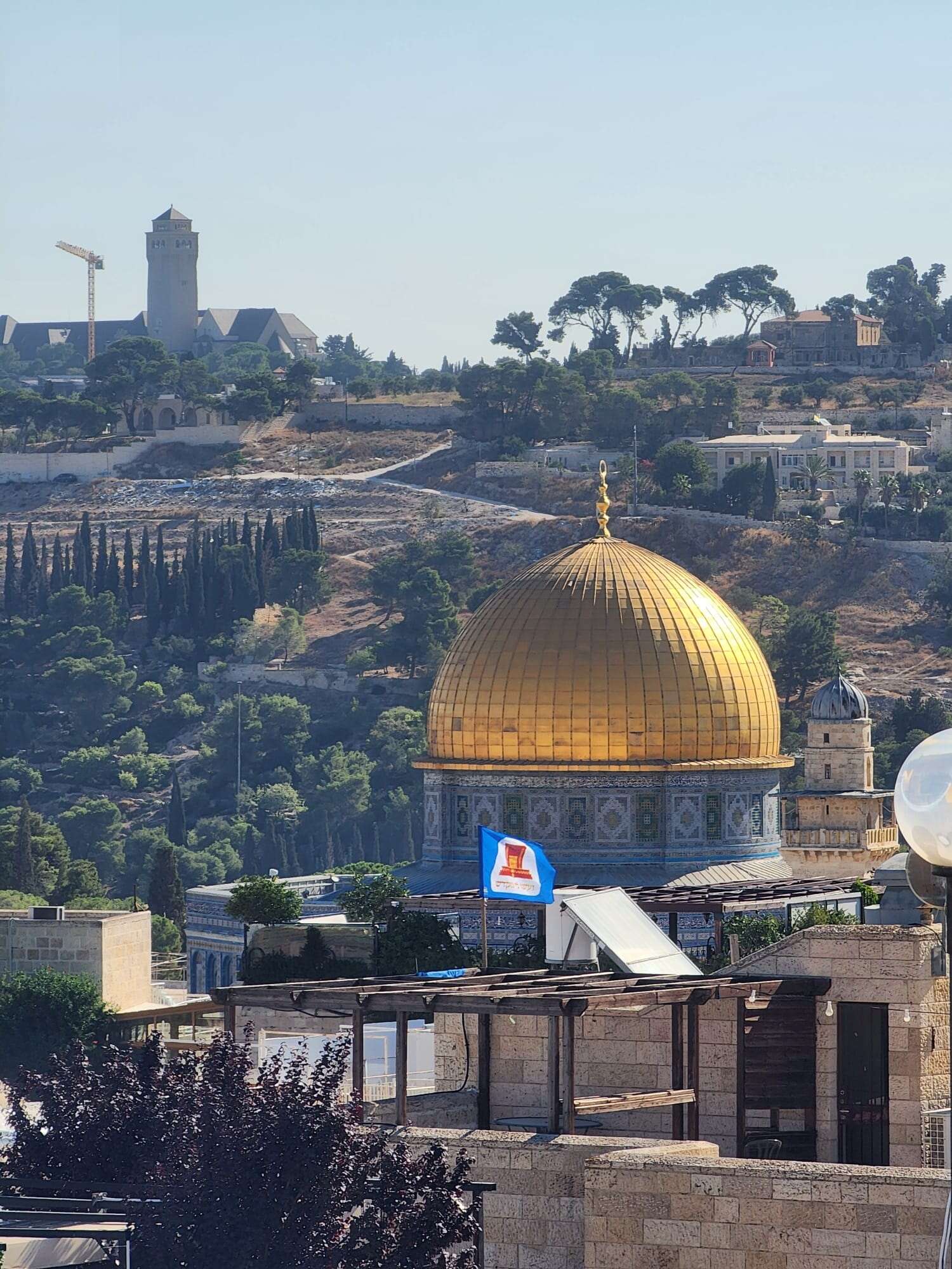 דגל המקדש על רקע כיפת הסלע | לאה פליישר דגל המקדש על רקע כיפת הסלע | לאה פליישר