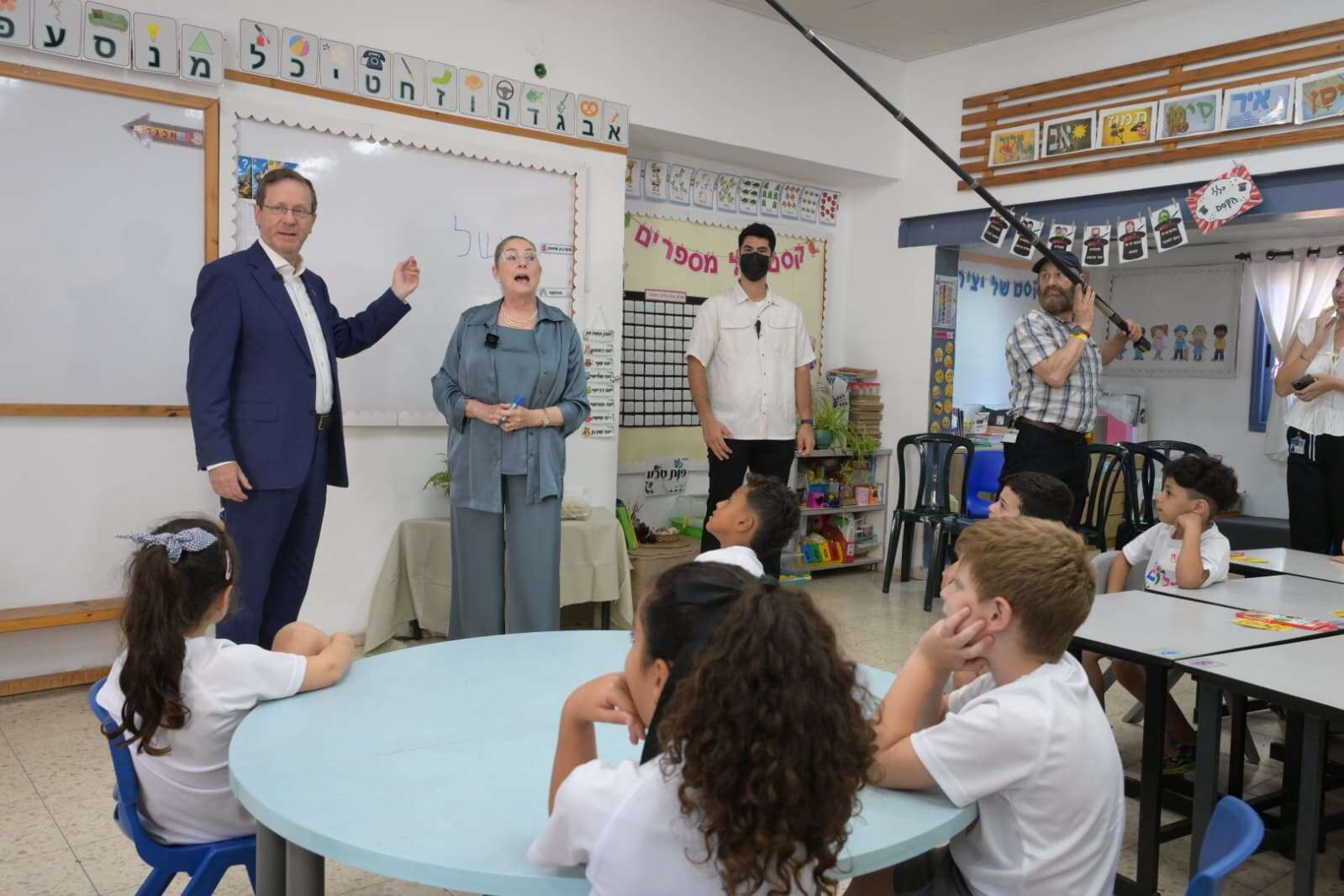 הנשיא הרצוג ורעייתו בביקור בבית הספר גוונים במטה אשר | עמוס בן גרשום, לע"ם הנשיא הרצוג ורעייתו בביקור בבית הספר גוונים במטה אשר | עמוס בן גרשום, לע"ם