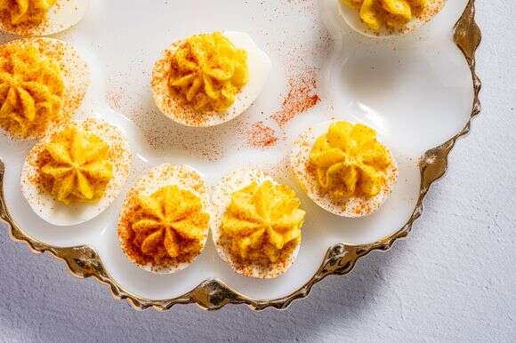 יתכן שמגש לביצים ממולאות (deviled eggs) משמש למטרה אחת בלבד, אך הוא חיוני כדי למנוע מחצאי הביצים להחליק ממקומם | סקוט סאצ'מן / עבור הוושינגטון פוסט; עיצוב מזון: ליסה צ'רקסקי יתכן שמגש לביצים ממולאות (deviled eggs) משמש למטרה אחת בלבד, אך הוא חיוני כדי למנוע מחצאי הביצים להחליק ממקומם | סקוט סאצ'מן / עבור הוושינגטון פוסט; עיצוב מזון: ליסה צ'רקסקי