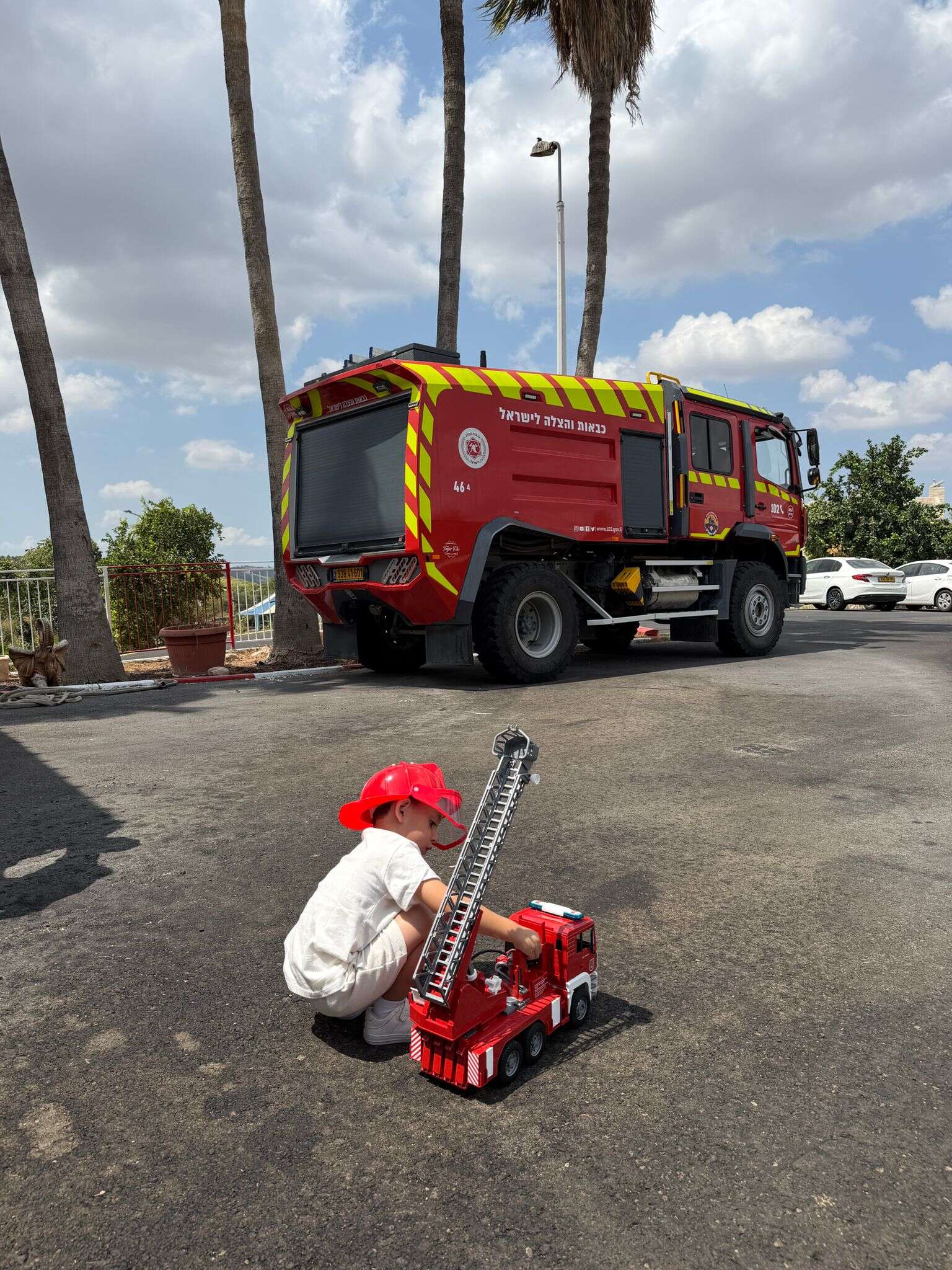 דוד בן ה-3, שחולץ באירוע פגיעת הטיל האיראני בבית שמש, בתחנת הכיבוי | כבאות והצלה לישראל דוד בן ה-3, שחולץ באירוע פגיעת הטיל האיראני בבית שמש, בתחנת הכיבוי | כבאות והצלה לישראל