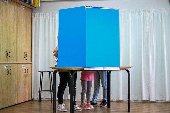 מצביעים מאחורי פרגוד הקלפי | פלאש 90 מצביעים מאחורי פרגוד הקלפי | פלאש 90