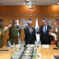 ראש הממשלה, בנימין נתניהו, עם שר הביטחון ישראל כ"ץ, הרמטכ"ל רב-אלוף אייל זמיר וחברי פורום המטה הכללי של צה"ל | חיים צח/ לע"מ ראש הממשלה, בנימין נתניהו, עם שר הביטחון ישראל כ"ץ, הרמטכ"ל רב-אלוף אייל זמיר וחברי פורום המטה הכללי של צה"ל | חיים צח/ לע"מ