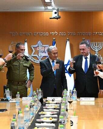 ראש הממשלה, בנימין נתניהו, עם שר הביטחון ישראל כ"ץ, הרמטכ"ל רב-אלוף אייל זמיר וחברי פורום המטה הכללי של צה"ל | חיים צח/ לע"מ ראש הממשלה, בנימין נתניהו, עם שר הביטחון ישראל כ"ץ, הרמטכ"ל רב-אלוף אייל זמיר וחברי פורום המטה הכללי של צה"ל | חיים צח/ לע"מ