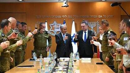 ראש הממשלה, בנימין נתניהו, עם שר הביטחון ישראל כ"ץ, הרמטכ"ל רב-אלוף אייל זמיר וחברי פורום המטה הכללי של צה"ל | חיים צח/ לע"מ ראש הממשלה, בנימין נתניהו, עם שר הביטחון ישראל כ"ץ, הרמטכ"ל רב-אלוף אייל זמיר וחברי פורום המטה הכללי של צה"ל | חיים צח/ לע"מ