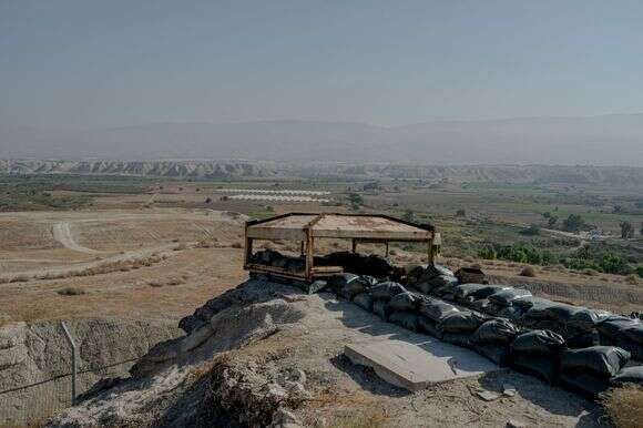 ביישובים מסוימים המרחק בין הגבול
לבתי האזרחים נמדד במטרים. עמדת
תצפית בבקעה, אל מול ממלכת ירדן | אריק מרמור ביישובים מסוימים המרחק בין הגבול
לבתי האזרחים נמדד במטרים. עמדת
תצפית בבקעה, אל מול ממלכת ירדן | אריק מרמור