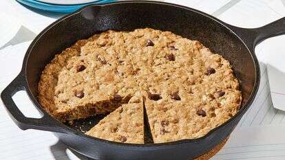 עוגיית שוקולד צ'יפס ושיבולת שועל במחבת: מתכון קל | טום מקקורקל עבור הוושינגטון פוסט / עיצוב מזון: ג'ינה ניסטיקו עבור הוושינגטון פוסט עוגיית שוקולד צ'יפס ושיבולת שועל במחבת: מתכון קל | טום מקקורקל עבור הוושינגטון פוסט / עיצוב מזון: ג'ינה ניסטיקו עבור הוושינגטון פוסט