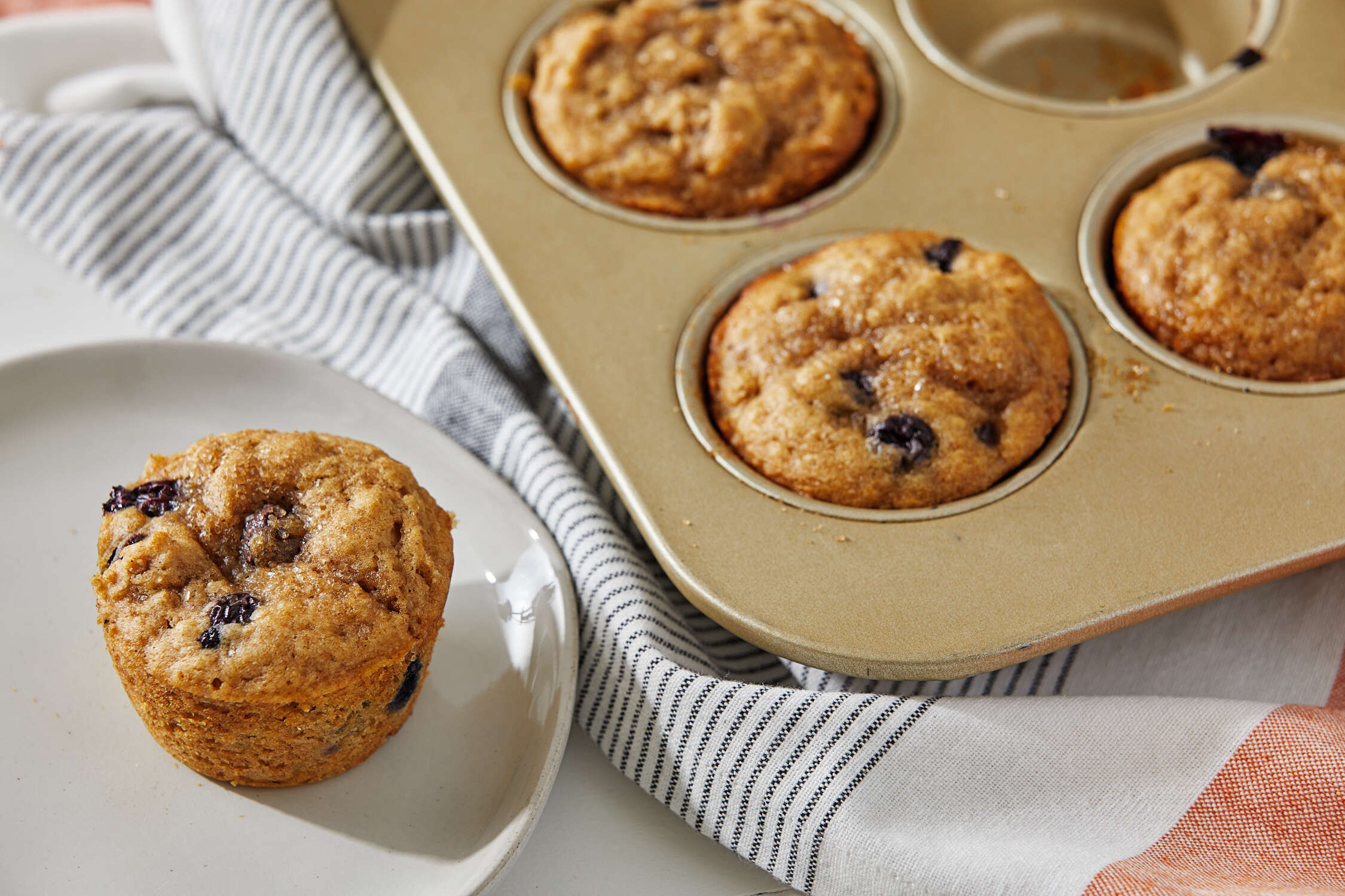 מאפינס רכים ועסיסיים עם אוכמניות, דבש והל, שמכינים מקמח מלא, יוגורט ושמן. מתכון...