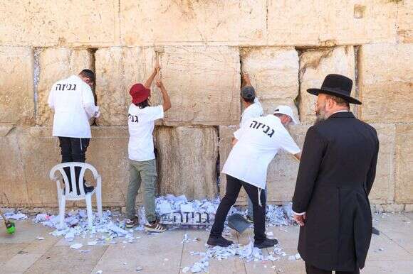 פינוי הפתקים המסורתי מבין אבני הכותל המערבי והעברתם לגניזה | הקרן למורשת הכותל המערבי פינוי הפתקים המסורתי מבין אבני הכותל המערבי והעברתם לגניזה | הקרן למורשת הכותל המערבי