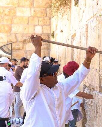 פינוי הפתקים המסורתי מבין אבני הכותל המערבי והעברתם לגניזה | הקרן למורשת הכותל המערבי
