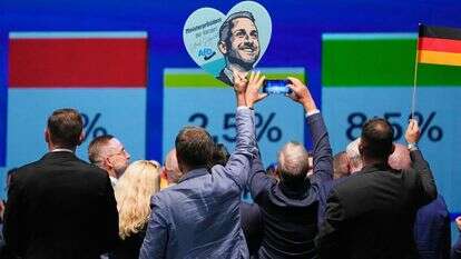 חברי מפלגה חוגגים עם שלט הנושא את תמונתו של אולריך זיגמונד, המועמד המוביל של מפלגת "אלטרנטיבה לגרמניה" | AP חברי מפלגה חוגגים עם שלט הנושא את תמונתו של אולריך זיגמונד, המועמד המוביל של מפלגת "אלטרנטיבה לגרמניה" | AP