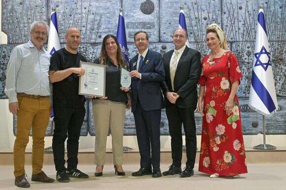 "הפכנו את ההלם לעשייה". הזוג דאום מקבל את פרס ירושלים לאחדות מנשיא המדינה | קובי גדעון, לע"מ