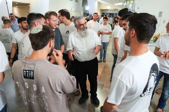 הרב שרלו עם תלמידים בכנס הפרידה ממנו | אלישע גרוסברג הרב שרלו עם תלמידים בכנס הפרידה ממנו | אלישע גרוסברג