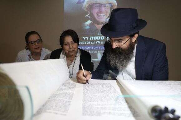 טקס הכנסת ספר תורה לזכר הנופלים במרכז הרפואי שערי צדק | עזרא לנדאו