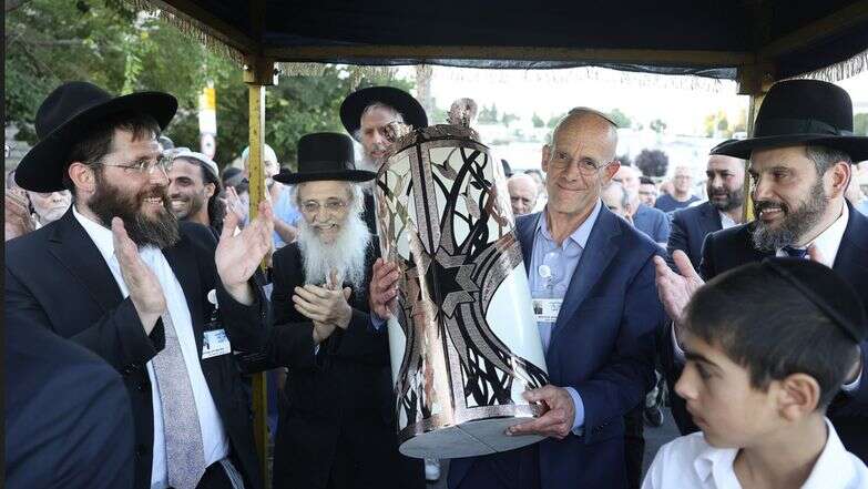 טקס הכנסת ספר תורה לזכר הנופלים במרכז הרפואי שערי צדק | עזרא לנדאו