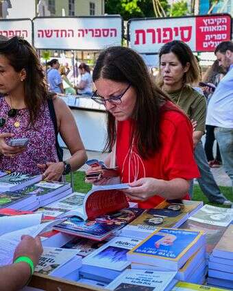 אין חוויה מרגשת יותר מקריאת ספר טוב. ישראלים ביריד שבוע הספר | אבשלום ששוני, פלאש 90 אין חוויה מרגשת יותר מקריאת ספר טוב. ישראלים ביריד שבוע הספר | אבשלום ששוני, פלאש 90
