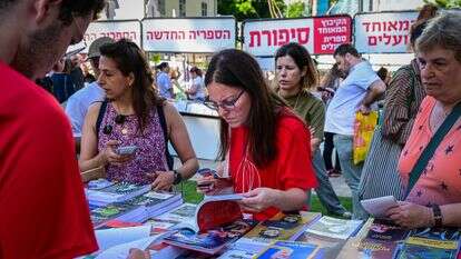 אין חוויה מרגשת יותר מקריאת ספר טוב. ישראלים ביריד שבוע הספר | אבשלום ששוני, פלאש 90 אין חוויה מרגשת יותר מקריאת ספר טוב. ישראלים ביריד שבוע הספר | אבשלום ששוני, פלאש 90