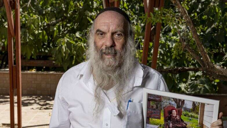 הרב יהושע שפירא בשבעה על אימו הרבנית רבקה שפירא בעפרה | נעמה שטרן הרב יהושע שפירא בשבעה על אימו הרבנית רבקה שפירא בעפרה | נעמה שטרן