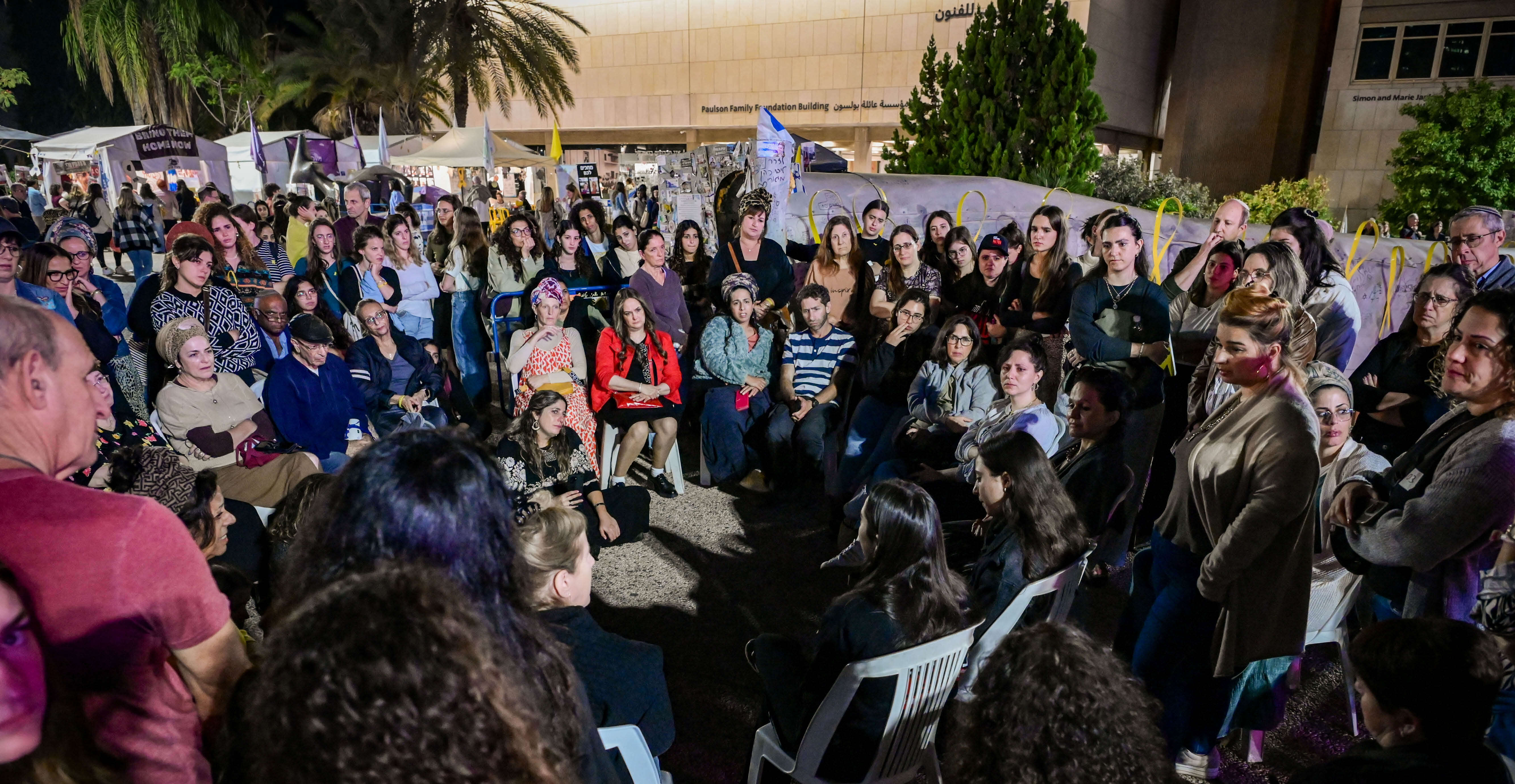 "לפני שלוש שנים הקב"ה טלטל אותנו ואמר לנו 'תפסיקו לריב'". מעגלי שיח בכיכר החטופים, נובמבר 2024 | אבשלום שושני, פלאש 90 "לפני שלוש שנים הקב"ה טלטל אותנו ואמר לנו 'תפסיקו לריב'". מעגלי שיח בכיכר החטופים, נובמבר 2024 | אבשלום שושני, פלאש 90