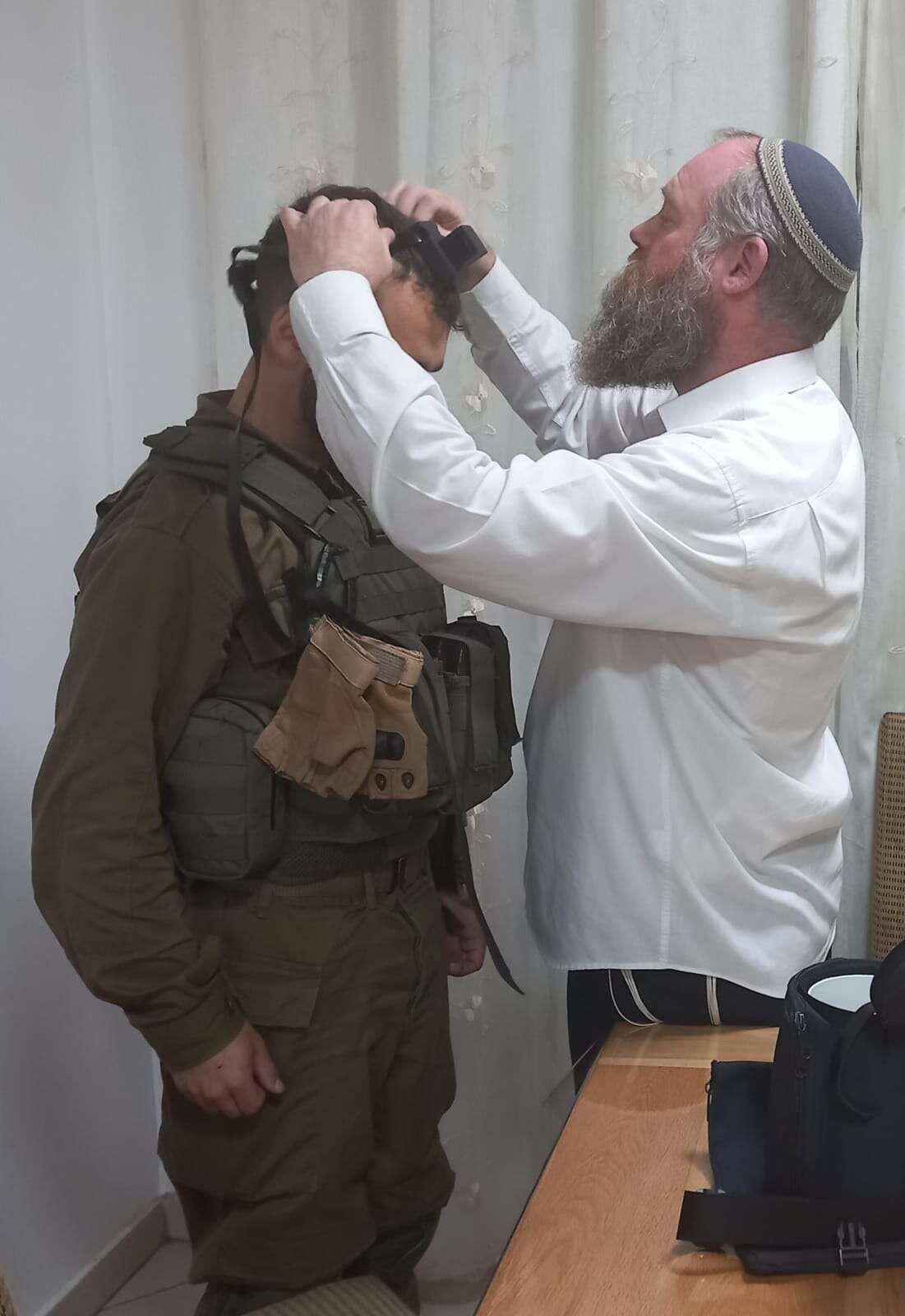 הרב עמיחי איל מניח תפילין ללוחם שקיבל על עצמו להניח תפילין בכל יום | קשר של תפילין הרב עמיחי איל מניח תפילין ללוחם שקיבל על עצמו להניח תפילין בכל יום | קשר של תפילין