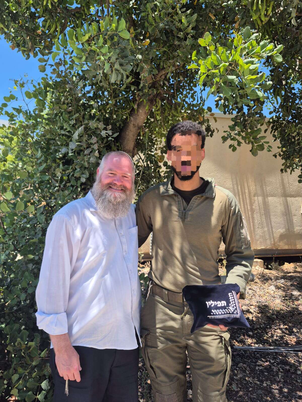 הרב עמיחי איל מניח תפילין ללוחם שקיבל על עצמו להניח תפילין בכל יום | קשר של תפילין הרב עמיחי איל מניח תפילין ללוחם שקיבל על עצמו להניח תפילין בכל יום | קשר של תפילין