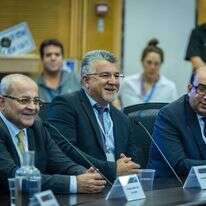 חברי הרשימה המשותפת מגישים את מועמדותם לוועדת הבחירות המרכזית בכנסת | יונתן זינדל, פלאש 90 חברי הרשימה המשותפת מגישים את מועמדותם לוועדת הבחירות המרכזית בכנסת | יונתן זינדל, פלאש 90