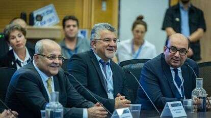 חברי הרשימה המשותפת מגישים את מועמדותם לוועדת הבחירות המרכזית בכנסת | יונתן זינדל, פלאש 90 חברי הרשימה המשותפת מגישים את מועמדותם לוועדת הבחירות המרכזית בכנסת | יונתן זינדל, פלאש 90