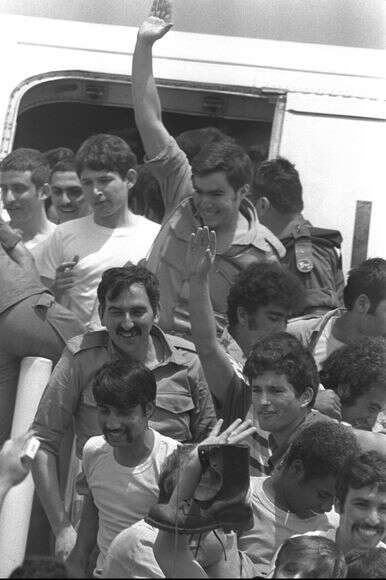 "אבא שלי אמר לי, עד כה היו לך תנאים של פריבילג, עכשיו תחזור להיות אתה". חזרת שבויי המלחמה | יעקב סער - לע"מ "אבא שלי אמר לי, עד כה היו לך תנאים של פריבילג, עכשיו תחזור להיות אתה". חזרת שבויי המלחמה | יעקב סער - לע"מ