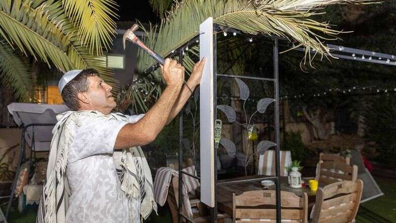בונים ומקשטים סוכה בתום יום כיפור ולקראת חג הסוכות | יוסי אלוני // פלאש 90 בונים ומקשטים סוכה בתום יום כיפור ולקראת חג הסוכות | יוסי אלוני // פלאש 90