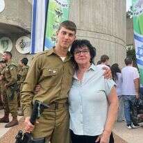 ריבה כרמיאל לצד נכדה, סמ"ר גיא כרמיאל ז"ל | באדיבות המשפחה ריבה כרמיאל לצד נכדה, סמ"ר גיא כרמיאל ז"ל | באדיבות המשפחה