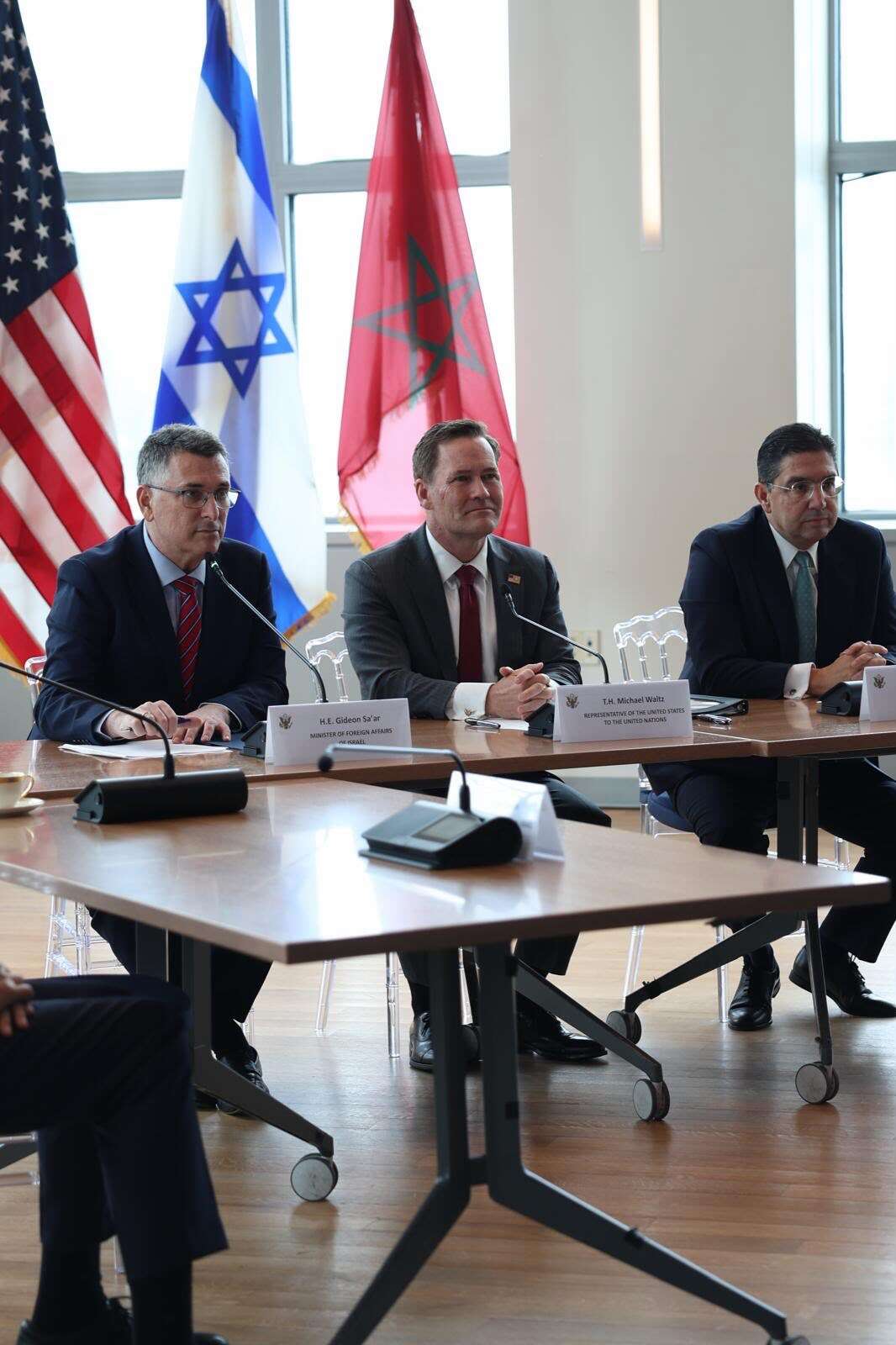שר החוץ גדעון סער עם שר החוץ המרוקאי נאסר בוריטה ושגריר ארצות הברית באו"ם מייק וולץ | דוברות משרד החוץ שר החוץ גדעון סער עם שר החוץ המרוקאי נאסר בוריטה ושגריר ארצות הברית באו"ם מייק וולץ | דוברות משרד החוץ