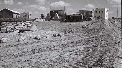 "חשנו את משק כנפי ההיסטוריה". קיבוץ בארי, 1947 | זולטן קלוגר, לע"מ "חשנו את משק כנפי ההיסטוריה". קיבוץ בארי, 1947 | זולטן קלוגר, לע"מ