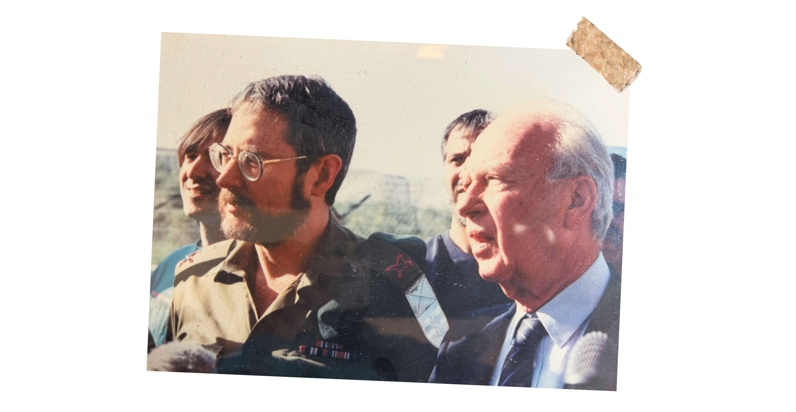 "אנחנו אוהבים כאוס. ככל שהשטח מאורגן יותר, ויש בו מודיעין מסכל - הרבה יותר קשה לנו לעבוד". גדי זהר עם ראש הממשלה יצחק רבין | באדיבות המצולם "אנחנו אוהבים כאוס. ככל שהשטח מאורגן יותר, ויש בו מודיעין מסכל - הרבה יותר קשה לנו לעבוד". גדי זהר עם ראש הממשלה יצחק רבין | באדיבות המצולם