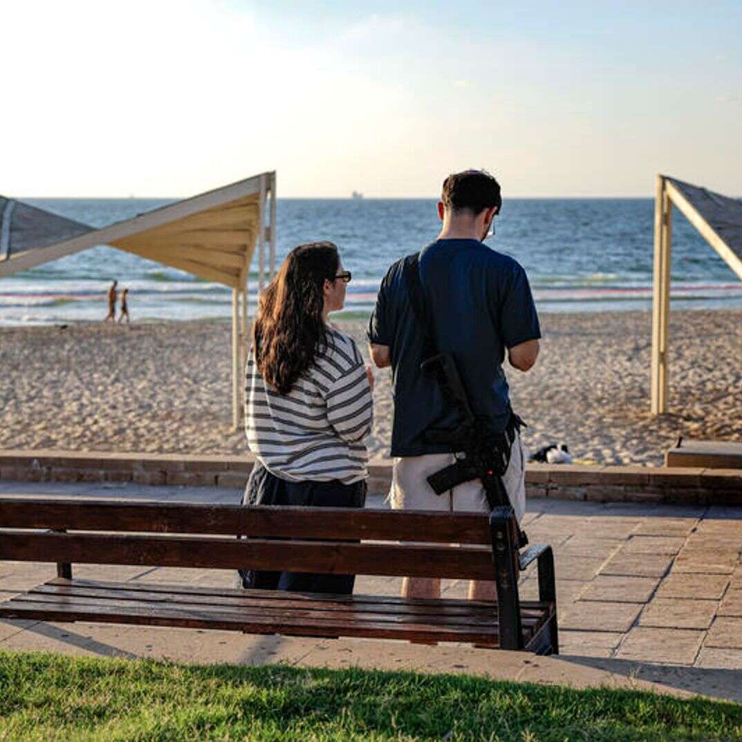 זוג מבצע תשליך בחוף אשדוד | צפריר אביוב, פלאש 90 זוג מבצע תשליך בחוף אשדוד | צפריר אביוב, פלאש 90