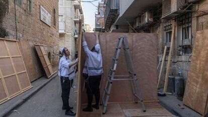 בניית סוכות במאה שערים בירושלים | חיים גולדברג, פלאש 90 בניית סוכות במאה שערים בירושלים | חיים גולדברג, פלאש 90