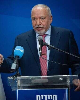 יו"ר ישראל ביתנו, אביגדור ליברמן, בחדר סיעתו בכנסת | יונתן זינדל, פלאש 90