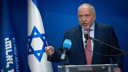 יו"ר ישראל ביתנו, אביגדור ליברמן, בחדר סיעתו בכנסת | יונתן זינדל, פלאש 90 יו"ר ישראל ביתנו, אביגדור ליברמן, בחדר סיעתו בכנסת | יונתן זינדל, פלאש 90