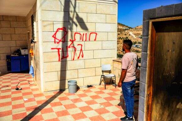 פלסטינים בוחנים את הנזק למסגד הכפר ולמבני מגורים בעקבות מתקפת יהודים | ויסאם השלאמון, פלאש 90