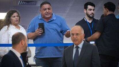 הרצל ומירב חג'אג, הוריה של סגן שיר חג'אג הי"ד, לצד יו"ר ועדת הבחירות המרכזית, השופט נועם סולברג | יונתן זינדל, פלאש 90