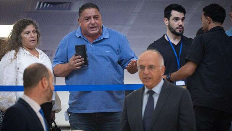 הרצל ומירב חג'אג, הוריה של סגן שיר חג'אג הי"ד, לצד יו"ר ועדת הבחירות המרכזית, השופט נועם סולברג | יונתן זינדל, פלאש 90