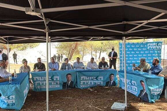 הציונות הדתית קיימה בישיבת סיעה בנקודת המרעה שפונתה ליד מג׳ד אל־כרום | ללא קרדיט הציונות הדתית קיימה בישיבת סיעה בנקודת המרעה שפונתה ליד מג׳ד אל־כרום | ללא קרדיט