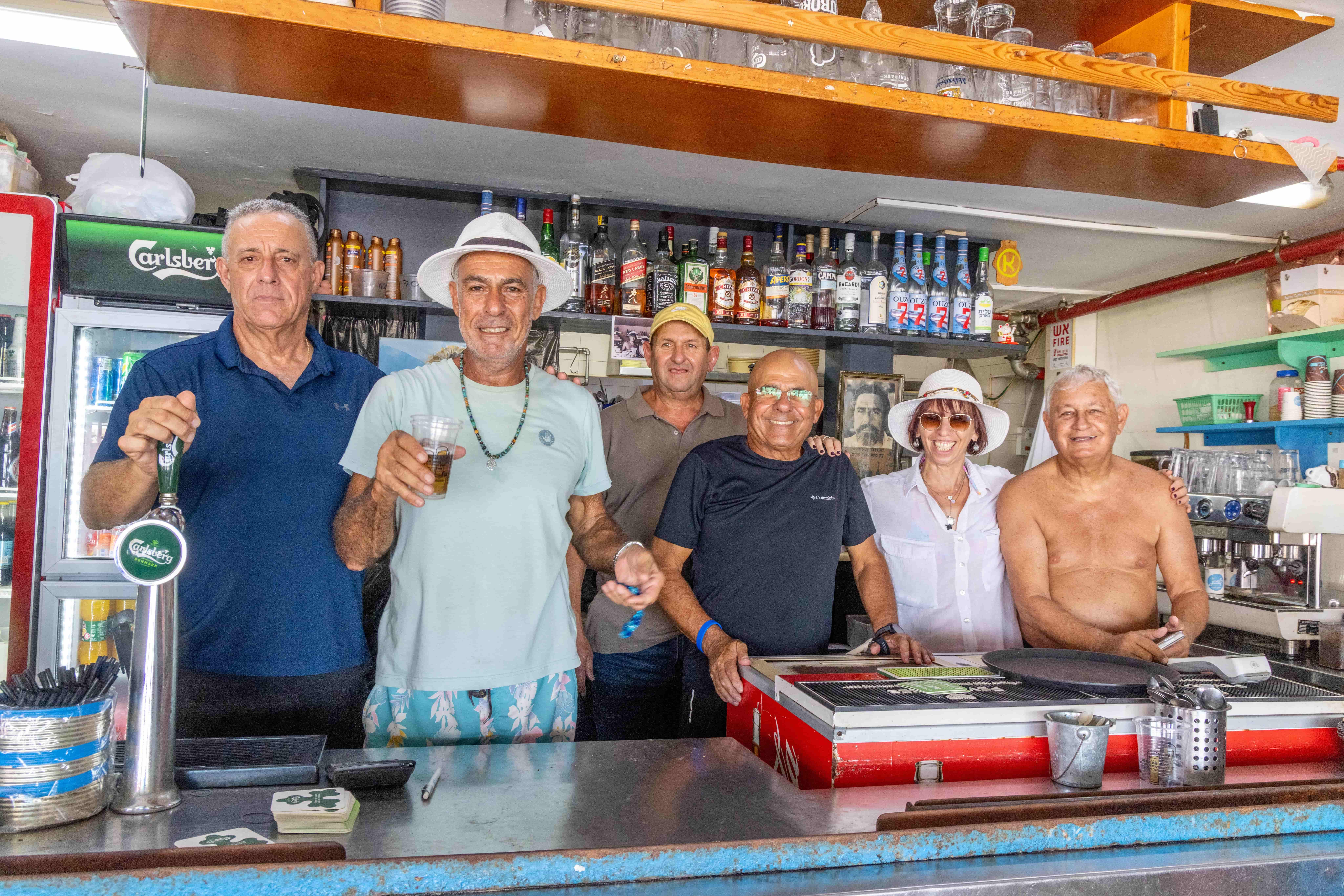 "כל מי שגר פה בעבר מתגעגע
ורוצה לחזור". פרלמנט קלדרון.
מימין: עמי, פלינדה, אזולאי,
רינו, קלדרון וניצן | יוסי אלוני "כל מי שגר פה בעבר מתגעגע
ורוצה לחזור". פרלמנט קלדרון.
מימין: עמי, פלינדה, אזולאי,
רינו, קלדרון וניצן | יוסי אלוני