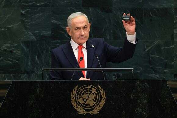 נתניהו מציג ביפר בעת נאומו באו"ם | TIMOTHY A. CLARY / AFP נתניהו מציג ביפר בעת נאומו באו"ם | TIMOTHY A. CLARY / AFP