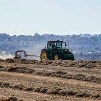 שדות הנגב המערבי. ברקע: חורבות עזה | צפריר אביוב, פלאש 90 שדות הנגב המערבי. ברקע: חורבות עזה | צפריר אביוב, פלאש 90