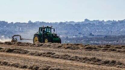שדות הנגב המערבי. ברקע: חורבות עזה | צפריר אביוב, פלאש 90 שדות הנגב המערבי. ברקע: חורבות עזה | צפריר אביוב, פלאש 90