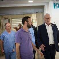 שגריר ישראל בארה"ב לייטר בביה"ח שערי צדק | חיים גולדברג, פלאש 90 שגריר ישראל בארה"ב לייטר בביה"ח שערי צדק | חיים גולדברג, פלאש 90